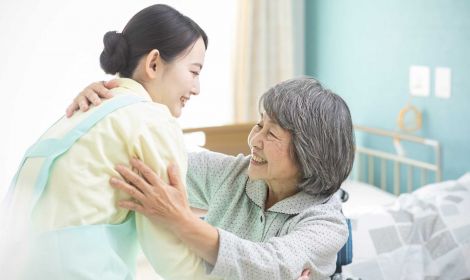 养老护理行业：从业者多了，认同感高了